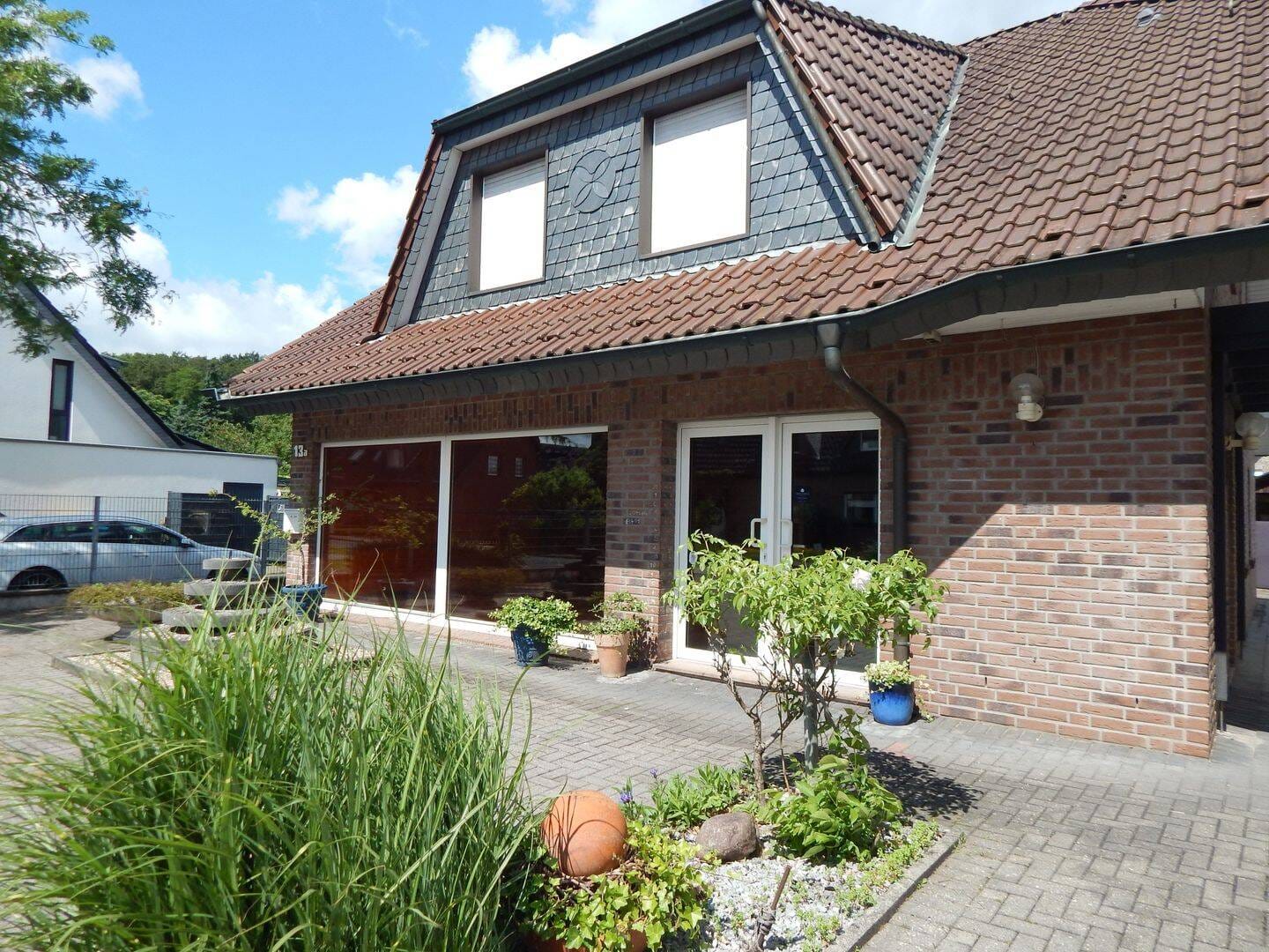 Immobilie in Kamp-Lintfort - Wohnkomplex:  Einfamilienhaus mit Gewerbeeinheit, zwei Garagen, 3 Stellplätze //  Doppelhaushälfte mit Garage und Lagerhalle  - Bild 1