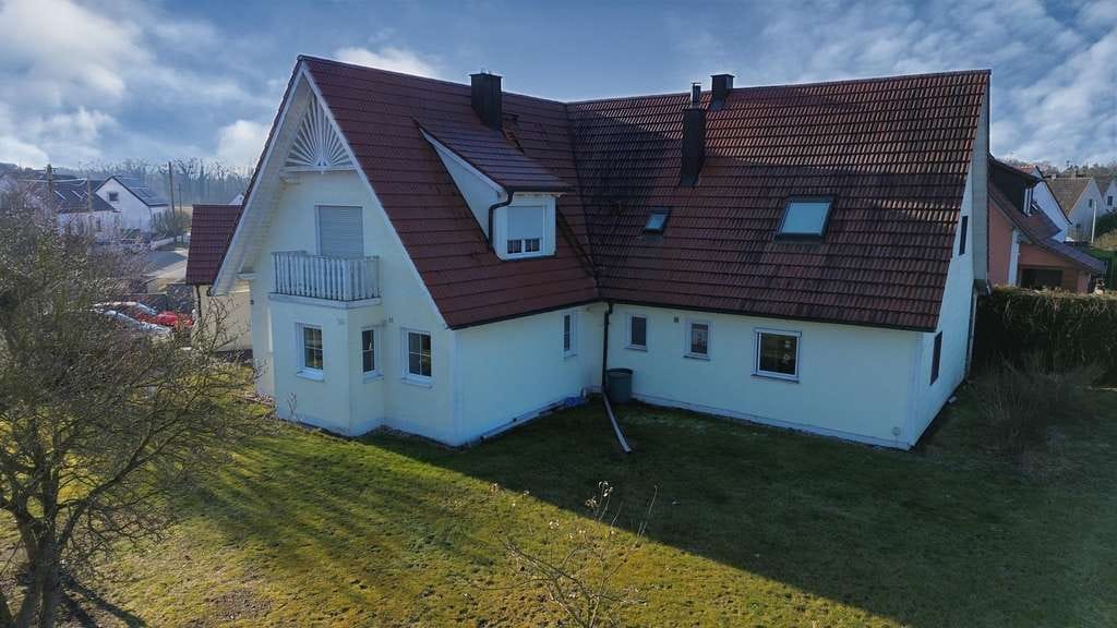 Immobilie in Weichering - Zweifamilienhaus mit Potenzial – Großzügiges Grundstück mit vielseitigen Nutzungsmöglichkeiten! - Bild 1