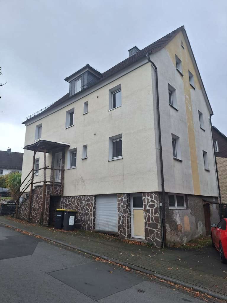 Immobilie in Breidenbach - Einfamilienhaus mit vielen Zimmern in Breidenbach, vermietet  - als Kapitalanlage - Bild 1