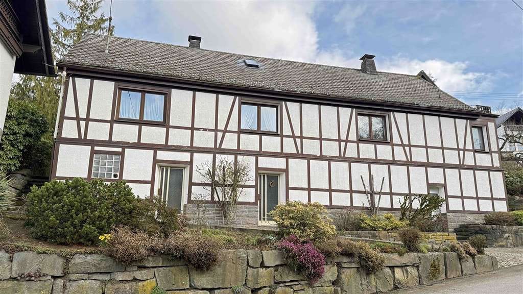 Immobilie in Reichshof - Für 160.000 € sofort einzugsfertig: gemütliches Fachwerkhaus mit großer Terrasse - Bild 2