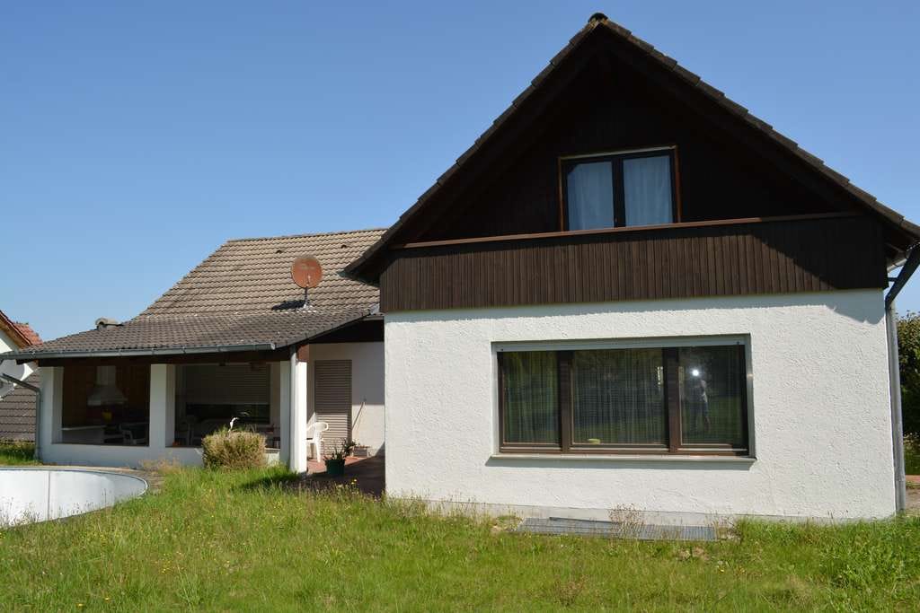 Immobilie in Dasing - Familienglück im Grünen: Großzügiges Eigenheim mit Gartenparadies - Bild 1