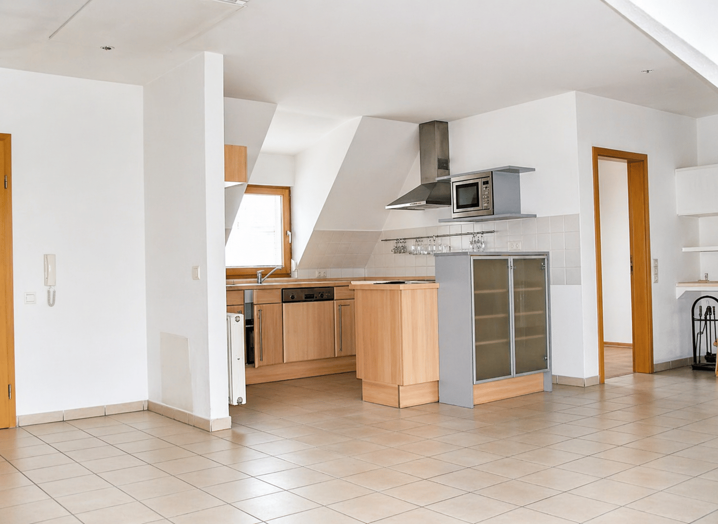 Immobilie in Pleinfeld - Lichtdurchflutete Dachgeschosswohnung mit Kamin, Loggia und TG-Stellplatz - Bild 1