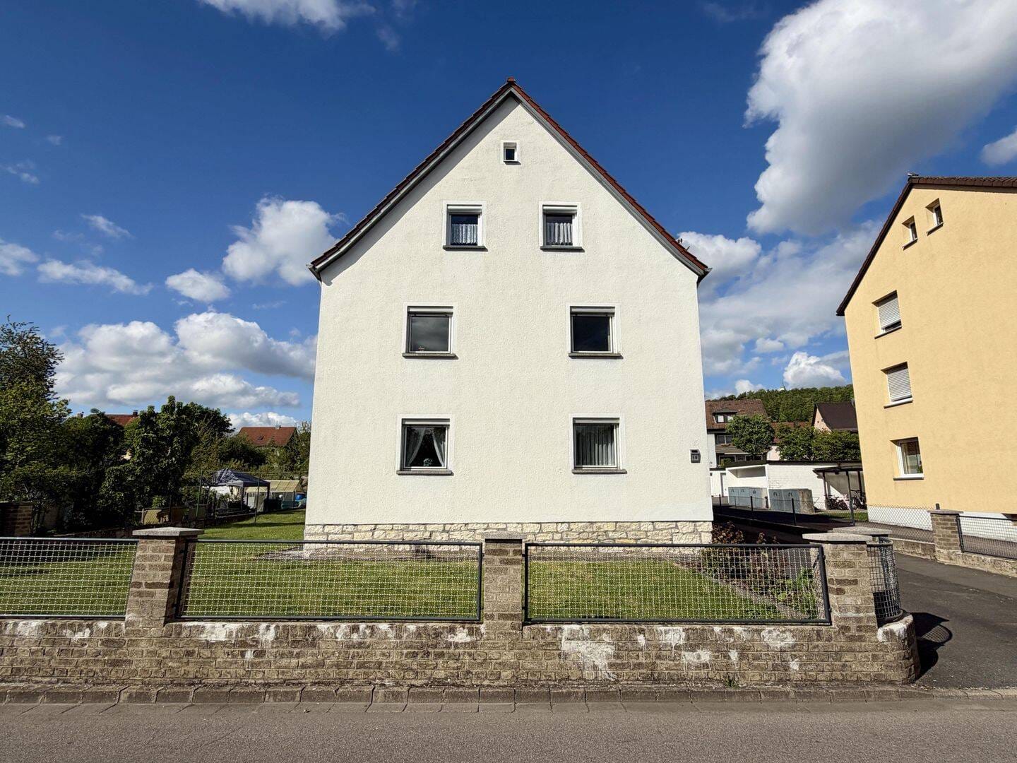 Immobilie in Sulzbach-Rosenberg - Viel Platz für Ihre Wohnideen - Zweifamilienhaus in Sulzbach-Rosenberg - Bild 1