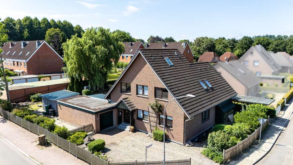 Immobilie in Lensahn - Großzügiges Einfamilienhaus mit viel Charme und zentral in Lensahn gelegen! - Bild 0