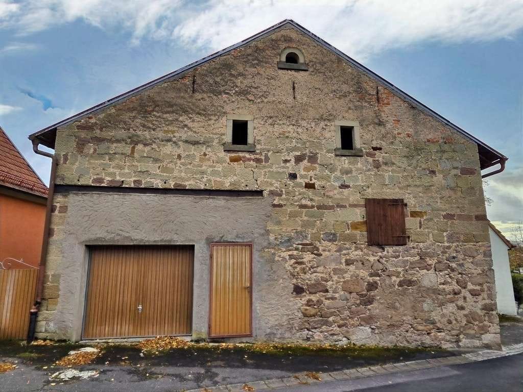 Immobilie in Zeil am Main - Einfamilienhaus (Wfl. ca. 190 m²) mit großem Nebengebäude und Garten im Winzerdorf Ziegelanger
 - Bild 4