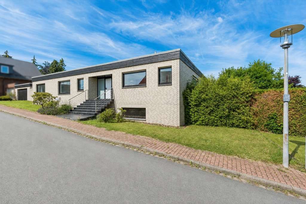 Immobilie in Rodenberg - Großzügiger Hochparterre-Bungalow mit privater Schwimmhalle und Sauna in Rodenberg - Bild 0