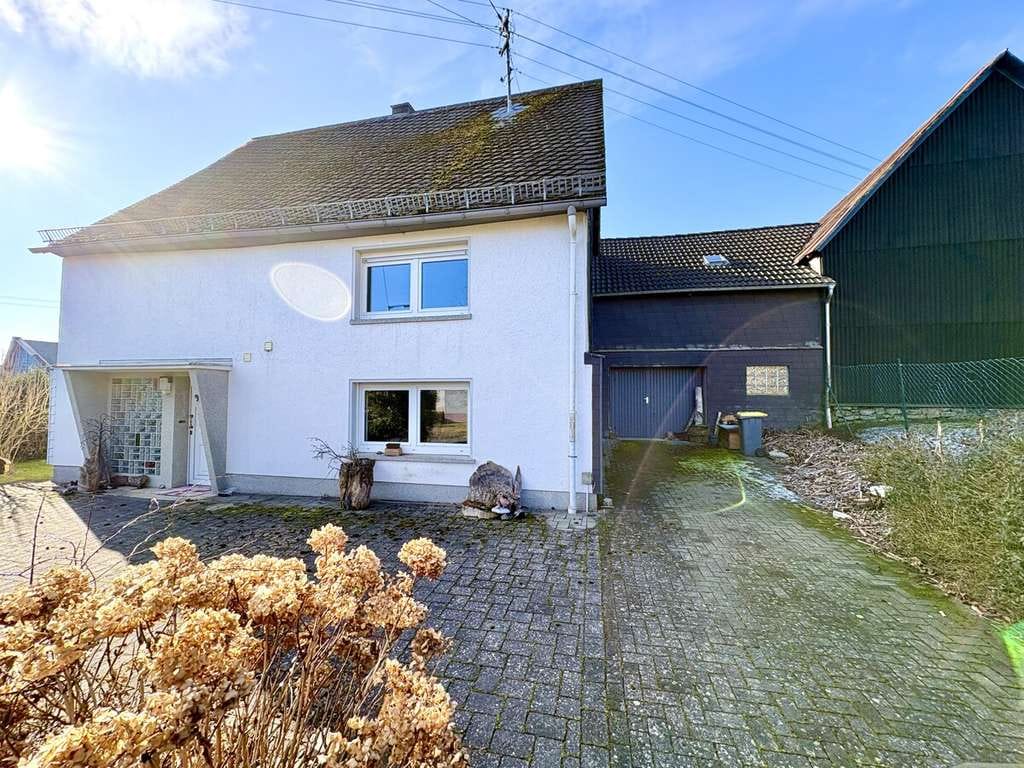 Immobilie in Nauroth - **Idyllisches Wohnhaus mit schönem Grundstück und Scheune in ruhiger Lage von Nauroth** - Bild 1