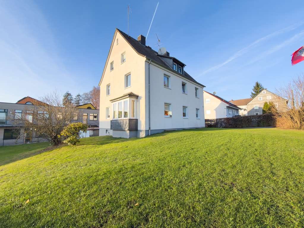 Immobilie in Burscheid - Wohnen & Investieren: Großzügiges Eigenheim mit Mieteinnahmen und Baureserve   - Bild 0