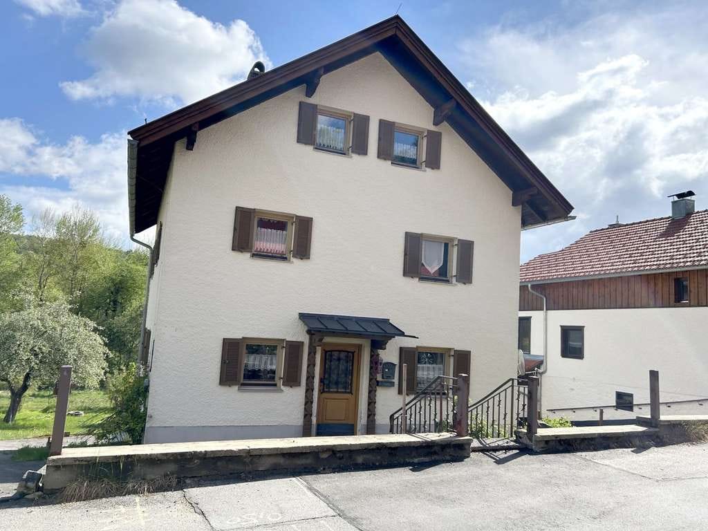 Immobilie in Bayerisch Eisenstein - Bayerisch Eisenstein: Viel Raum für Ideen - Wohnhaus mit Garagen, Werkstatt und Sanierungspotenzial - Bild 1