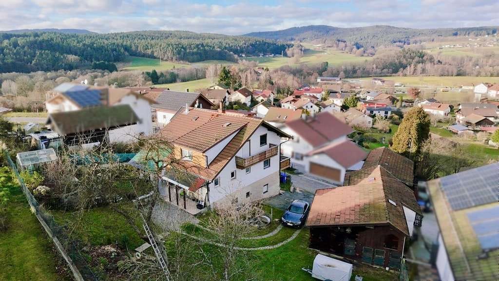 Immobilie in Grafenwiesen - Dieses Einfamilienhaus aus dem Jahr 1957 befindet sich in Grafenwiesen und bietet auf etwa 115 m² Wohnfläche und einem großzügigen Grundstück von rund 731 m² viel Raum zur individuellen... - Bild 1