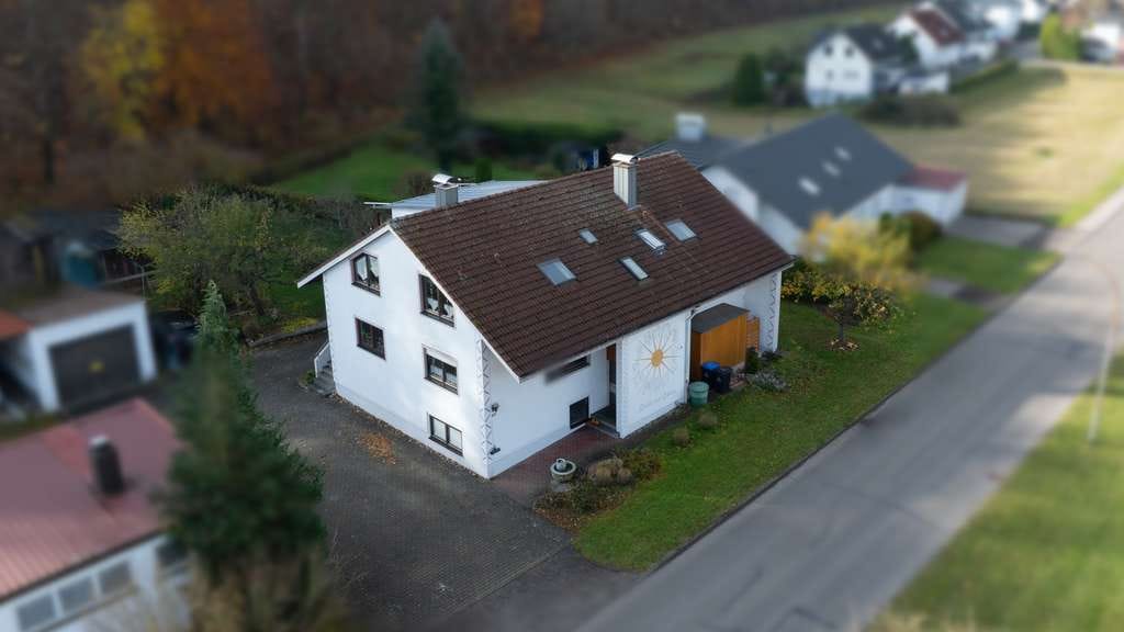 Immobilie in Steinheim am Albuch - Zweifamilienhaus,  2 große 4 Zimmer Wohnungen, Keller, Garage mit Garten und großem Grundstück - Bild 0