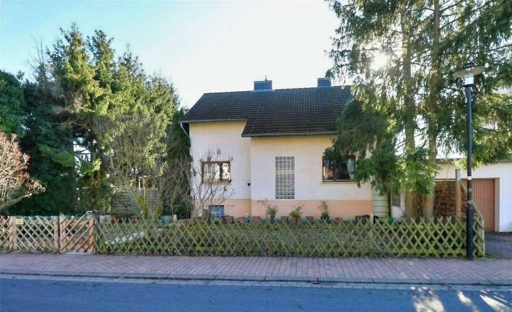 Immobilie in Meinhard - Viel Platz für die Familie im Haus und im Garten: Einfamilienhaus mit großer Garage - Bild 0