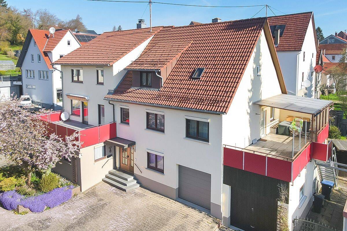 Immobilie in Sonnenbühl - Großzügig wohnen und erfolgreich arbeiten - mit Perspektive und geschützter Garten-Idylle - Bild 0