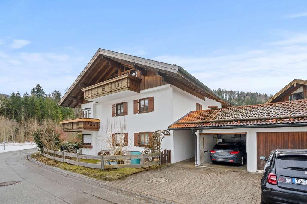 Immobilie in Siegsdorf - Großzügige Wohnung im 1.-OG mit ausgebautem DG - Balkon, Keller, Garage & Stellplatz - Bild 0