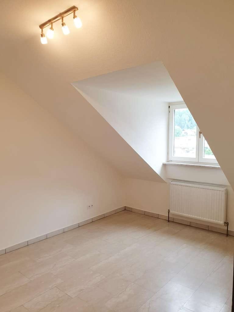 Immobilie in Ravensburg - Pfiffig * Bezugsfrei * Modernisiert - 2 Zi.-Wohnung im DG mit 2 PKW-Außenstellplätze! - Bild 2