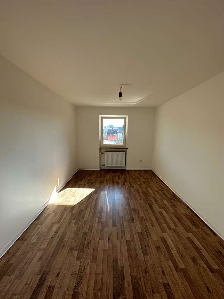 Immobilie in Eckersdorf - Sanierte 5-Zimmer-Wohnung auf 2 Ebenen mit Balkon, Garage und Gartenanteil - Bild 4