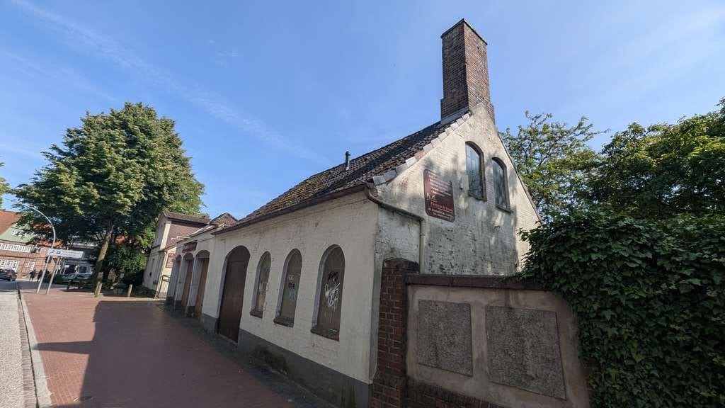 Immobilie in Itzehoe - 2 freie Häuser auf 788 qm (sanierungsbedürftig) mit 3  Garagen und Lagerräume zu verkaufen - Bild 2