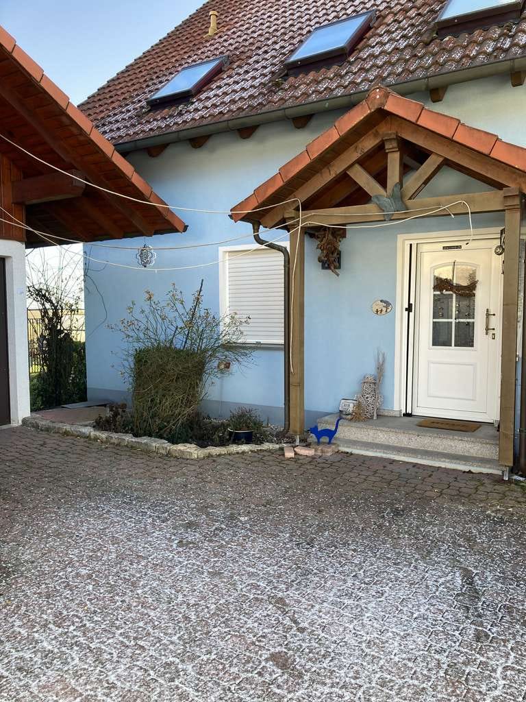 Immobilie in Giebelstadt - Einfamilienhaus mit Einliegerwohnung, Doppelgarage und Garten in Giebelstadt-Sulzdorf - Bild 2