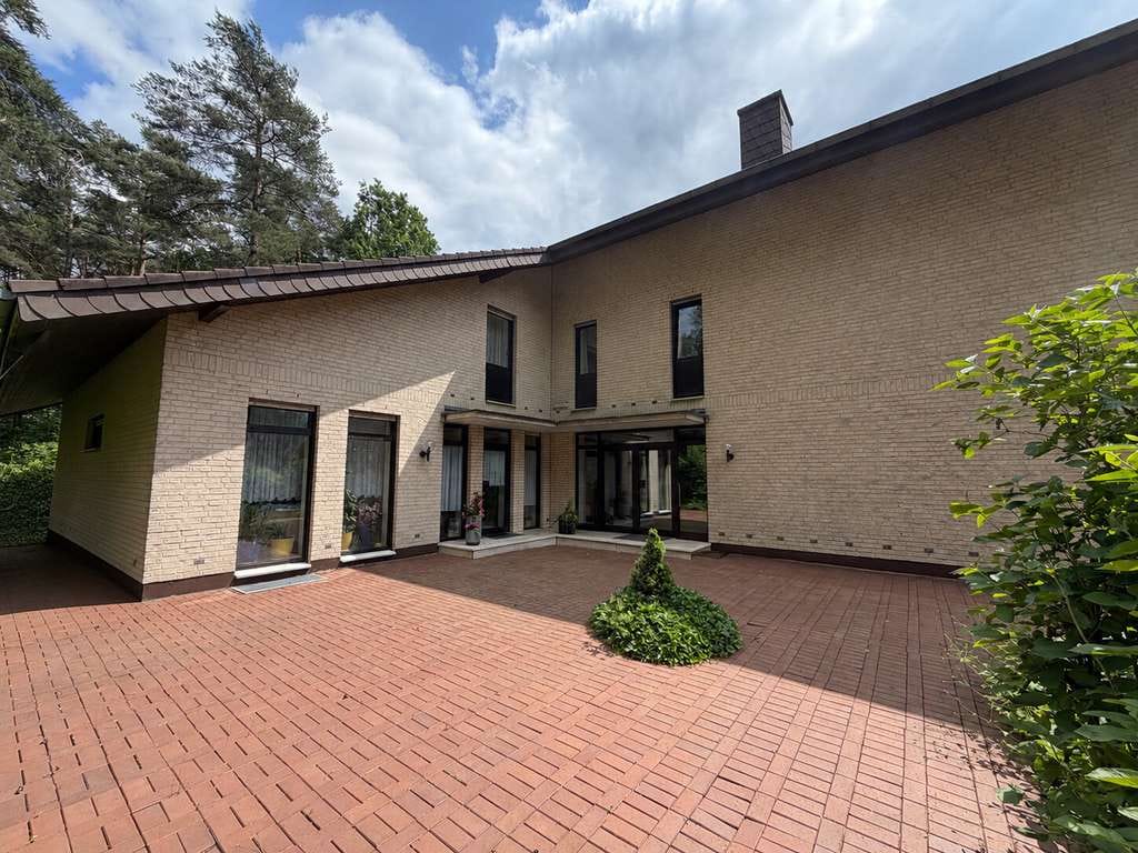 Immobilie in Augustdorf - gepflegtes, extravagantes Zweifamilienhaus mit Potential für weitere Wohneinheiten - Bild 4