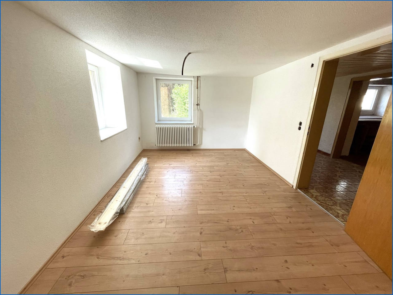 Immobilie in Blumberg - Familienparadies, großzügiges und bezugsfreies Einfamilienhaus mit Nebengebäuden und schönem Garten! - Bild 3