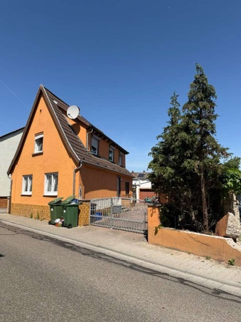 Immobilie in Reilingen - Gepflegtes Einfamilienhaus mit Einliegerwohnung zu verkaufen - Bild 0