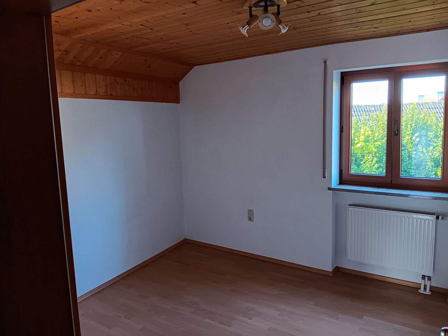 Immobilie in Abensberg - 2 kleine Häuschen (alt + neu) mit Garage + viel Grund zum Preis 1 ETW - Bild 2