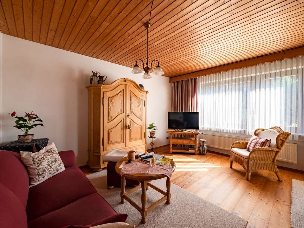 Immobilie in Weßling - EIN HAUS, DAS PERSPEKTIVEN ÖFFNET:
DOPPELHAUSHÄLFTE MIT ANBAUMÖGLICHKEIT - Bild 1