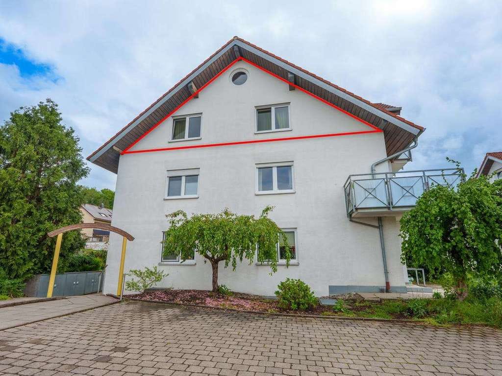 Immobilie in Ochsenhausen - Charmante 2,5-Zimmer-Dachgeschosswohnung mit Balkon und Stellplätzen in Ochsenhausen - Bild 2
