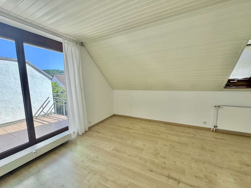 Immobilie in Gerlingen - Licht, Luft & Lage - 3,5 Zimmer DG-Wohnung mit Südterrasse und Westbalkon im Herzen von Gerlingen -  - Bild 3