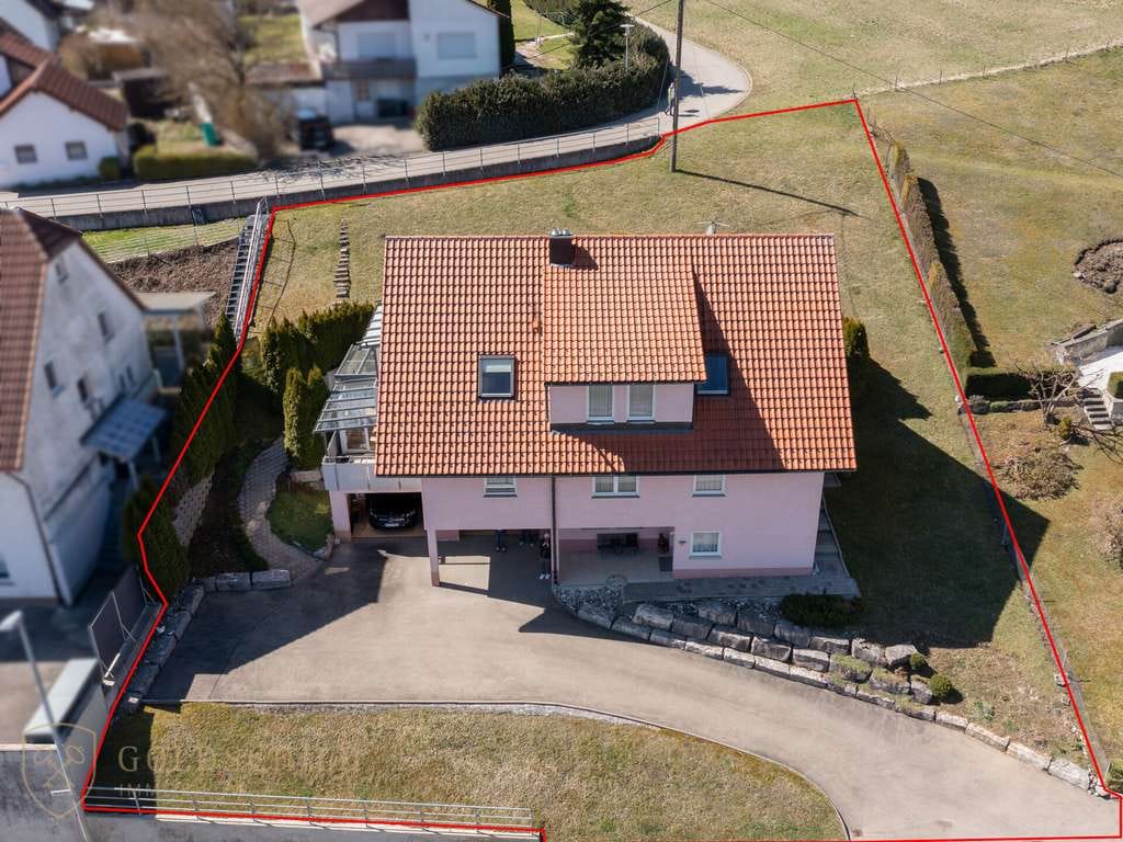 Immobilie in Sonnenbühl - Solides und großzügiges Zweifamilienhaus mit Aufzug, 
2 integrierten PKW Garagen und barrierearmer  - Bild 0
