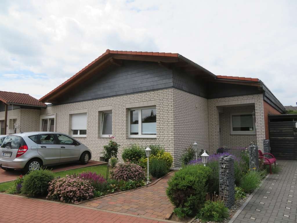Immobilie in Bad Nenndorf - *Bad Nenndorf* Doppelhaus (zwei DHH) mit Garage u. schönem Garten. - Bild 1