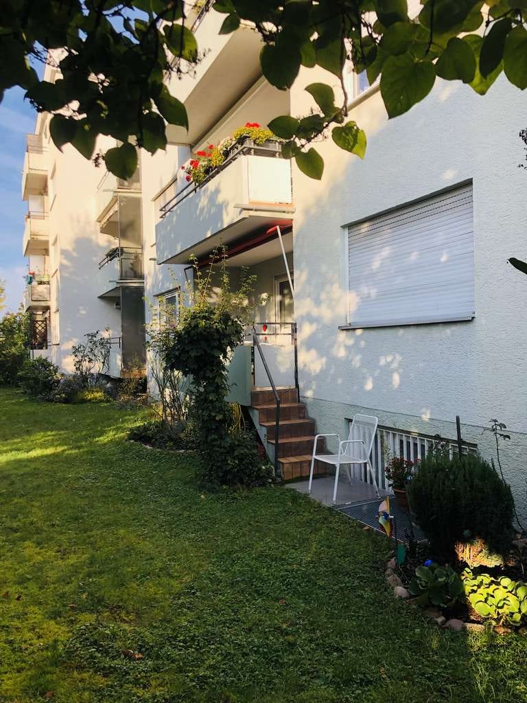 Immobilie in Gerlingen - Sonnige Hochparterre-Wohnung mit getrennten Räumlichkeiten im UG - Bild 0