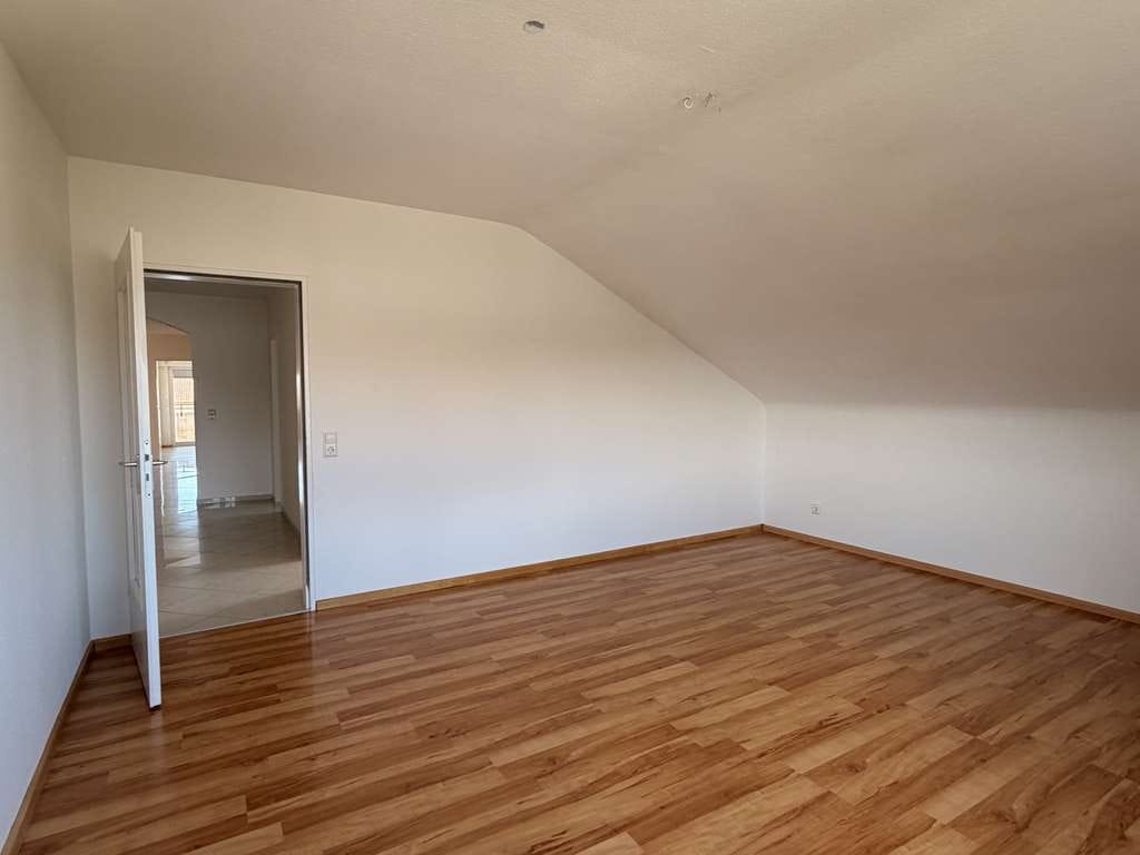 Immobilie in Grenzach-Wyhlen - 5-Zimmer-Dachgeschosswohnung mit Balkon in zentraler Lage - Bild 1
