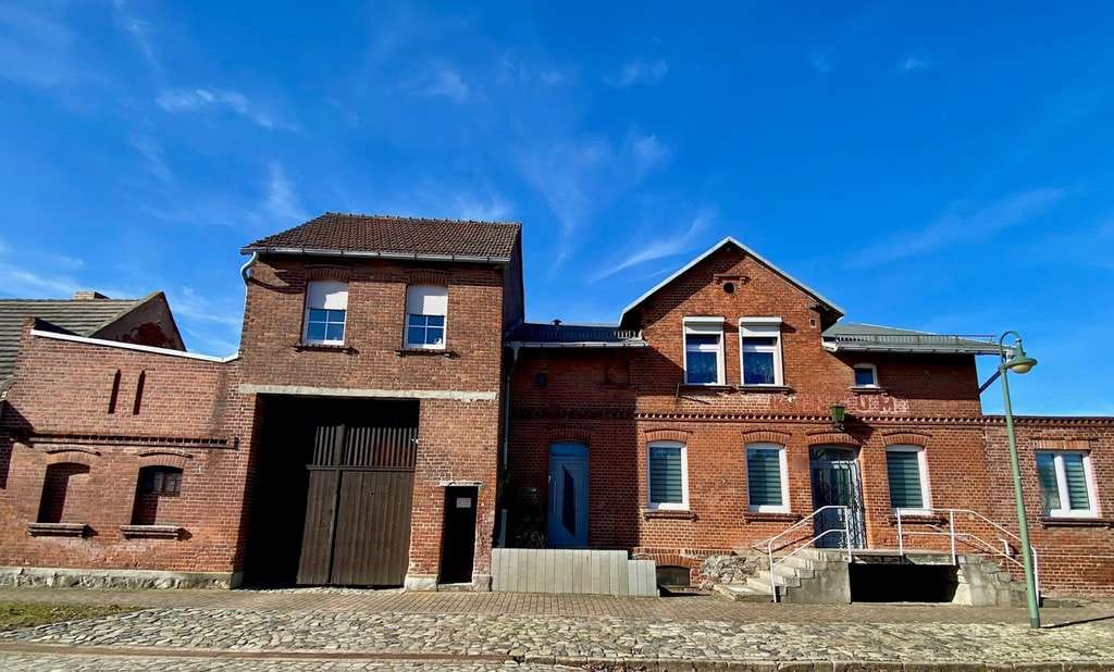 Immobilie in Barby - Historisches Wohnhaus mit Einliegerwohnung oder Gewerbeeinheit – großes Grundstück und Scheune - Bild 0