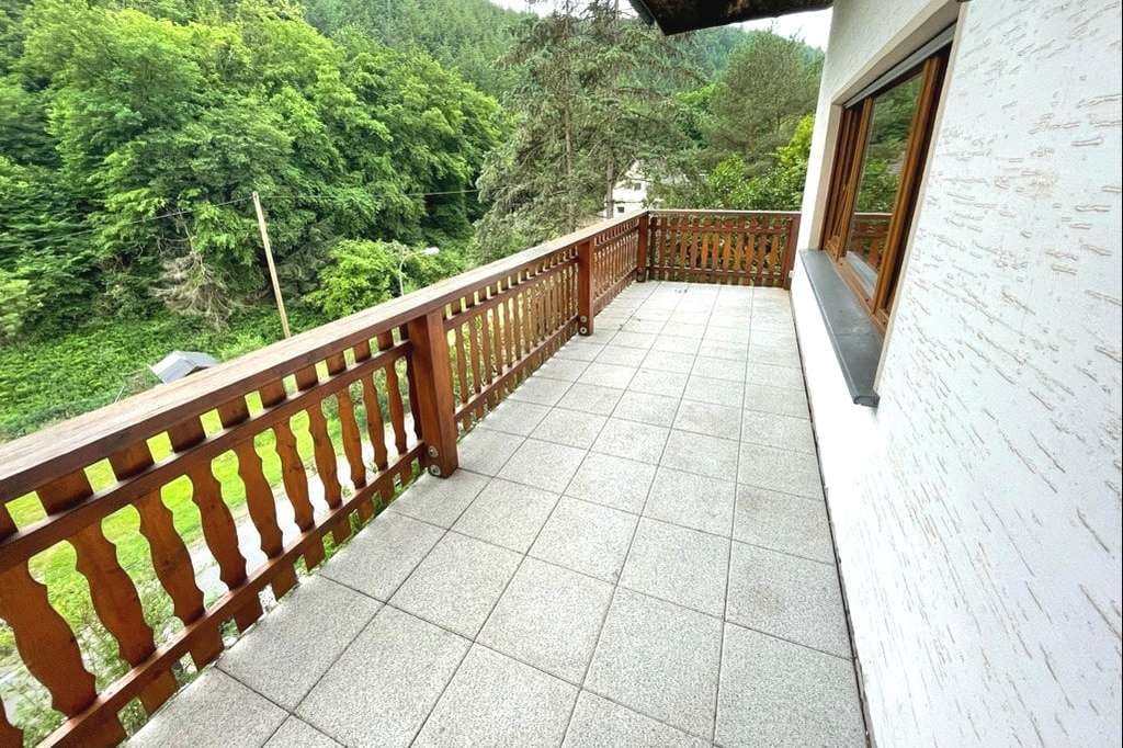 Immobilie in Ahrbrück - Charmantes Einfamilienhaus in erhöhter Lage von Ahrbrück mit traumhafter Aussicht - Bild 1
