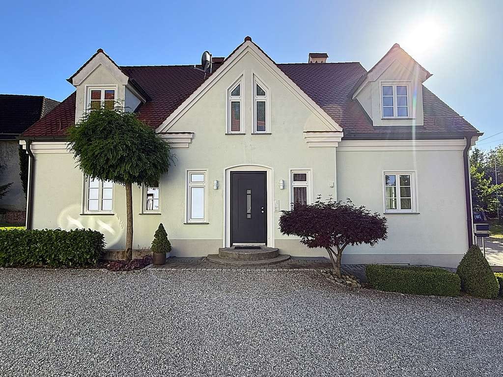Immobilie in Kirchheim in Schwaben - STILVOLL. ELEGANT. ZEITLOS! EIN ECHTES ZUHAUSE IN RUHIGER LAGE IN SPÖCK! - Bild 2
