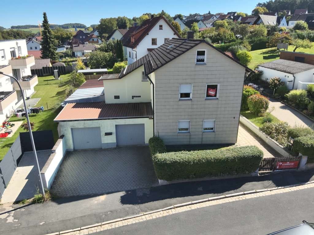 Immobilie in Pegnitz - Ein- bis Zweifamilienhaus mit kleinem Garten + Doppelgarage + Nebengebäuden! - Bild 0