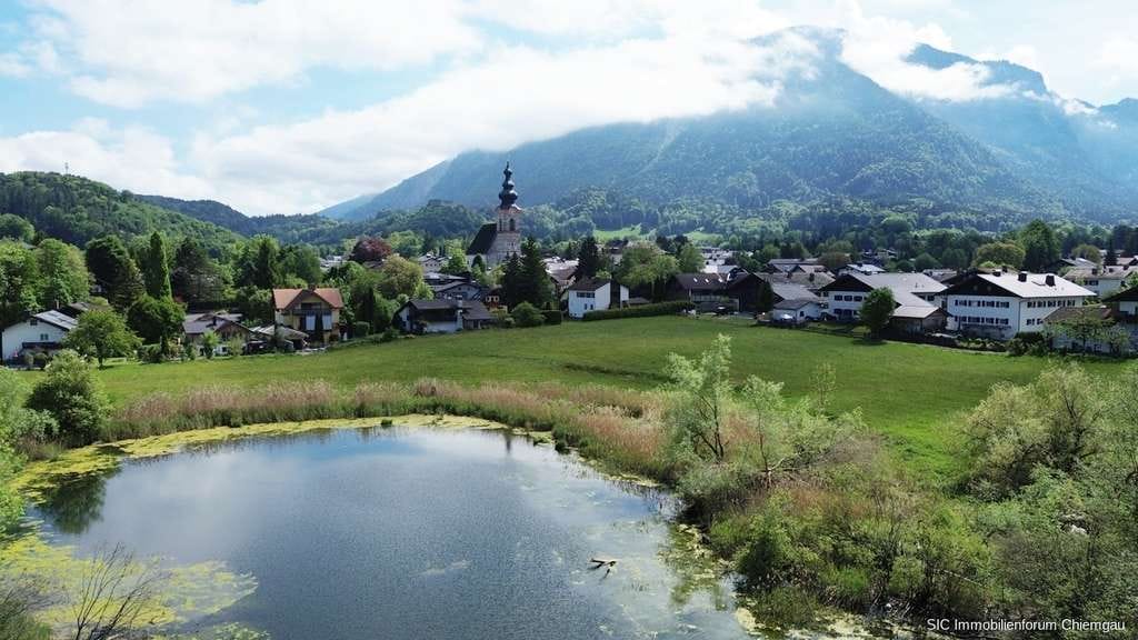 Immobilie in Bayerisch Gmain - Einmalig schönes Fleckchen Erde !
Freistehendes Haus mit grandiosen Ausblick auf Wiesen, Wasser u.  - Bild 3