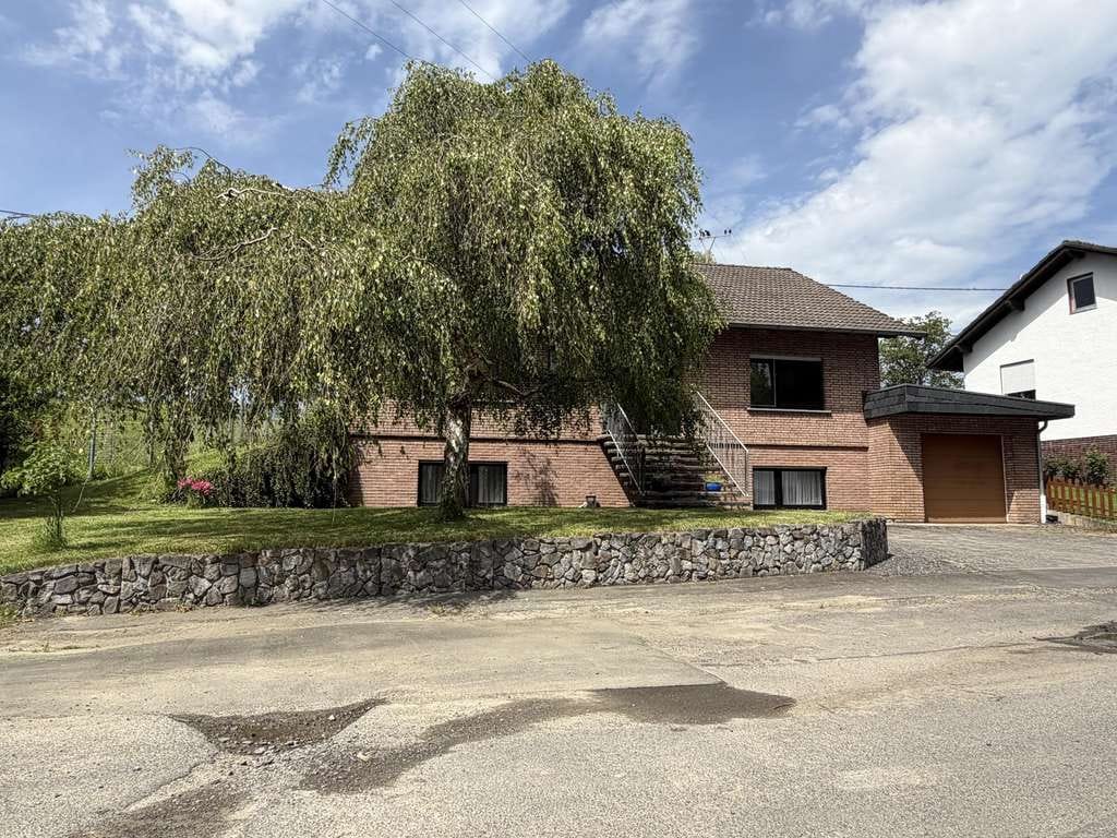 Immobilie in Asbach - Repräsentatives Einfamilienhaus mit Garten und Garage - Bild 1
