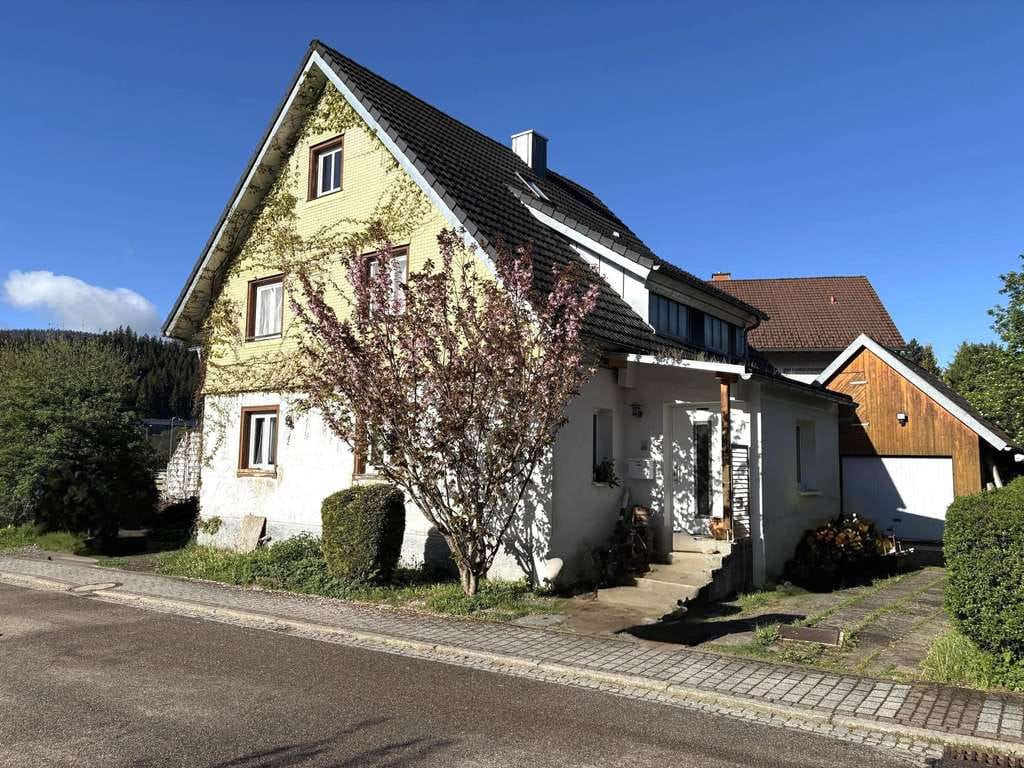 Immobilie in Titisee-Neustadt - Viel Platz zum Leben – Einfamilienhaus auf weitläufigem Grundstück - Bild 0