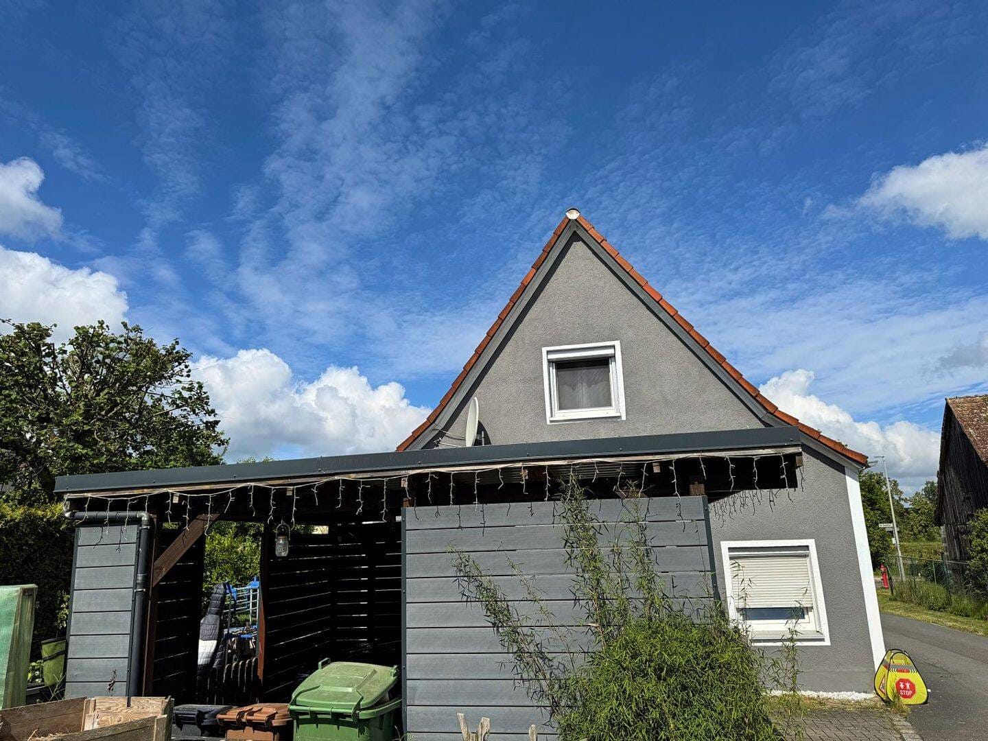 Immobilie in Weisendorf - Gemütliches und energieeffizientes Einfamilienhaus mit Garten, Einbauküche und Carport - Bild 3
