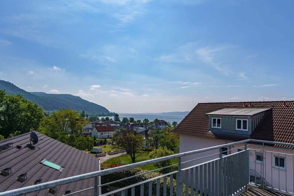 Immobilie in Bodman-Ludwigshafen - Bodenseeblick inklusive – lichtdurchflutete Dachgeschosswohnung mit Balkon - Bild 0