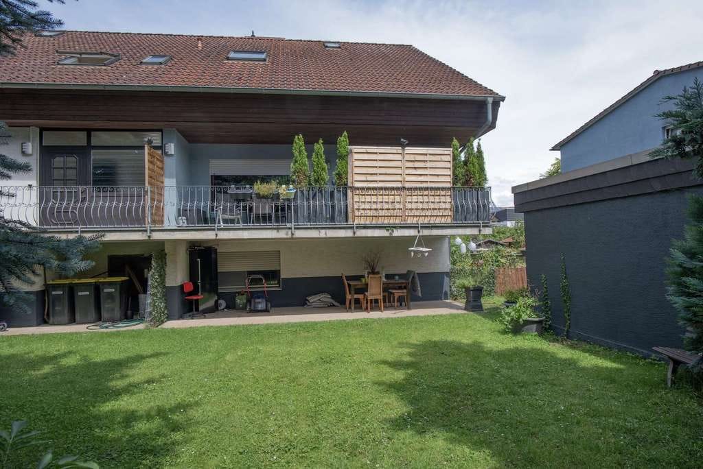 Immobilie in Friedberg (Hessen) - Mehrfamilienhaus mit 4-5 WE. Große Eigentümerwohnung wird mit Verkauf frei. 3 Garagen. - Bild 1