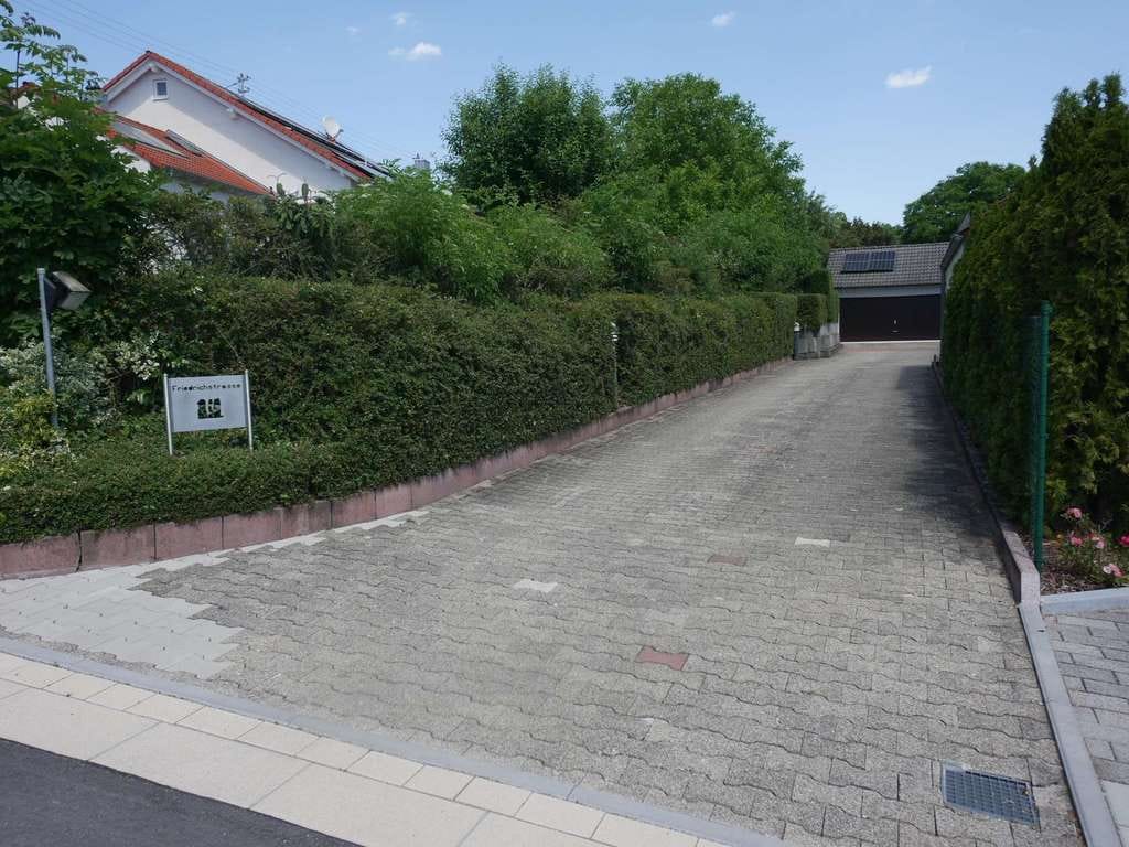 Immobilie in Michelfeld - Attraktiver Winkelbungalow mit Einliegerwohnung in sehr ruhiger und sonniger Lage in Michelfeld - Bild 2