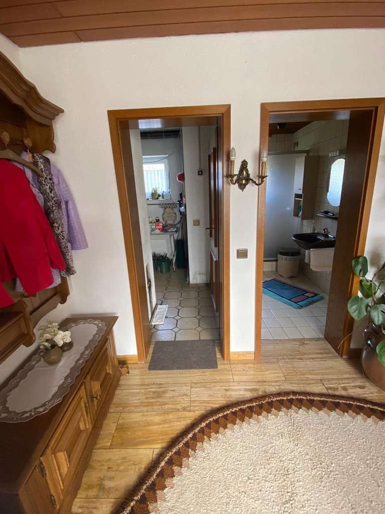 Immobilie in Montabaur - Charmantes Einfamilienhaus mit großem Grundstück, Nebengebäuden & eigener Energiequelle  - Bild 2