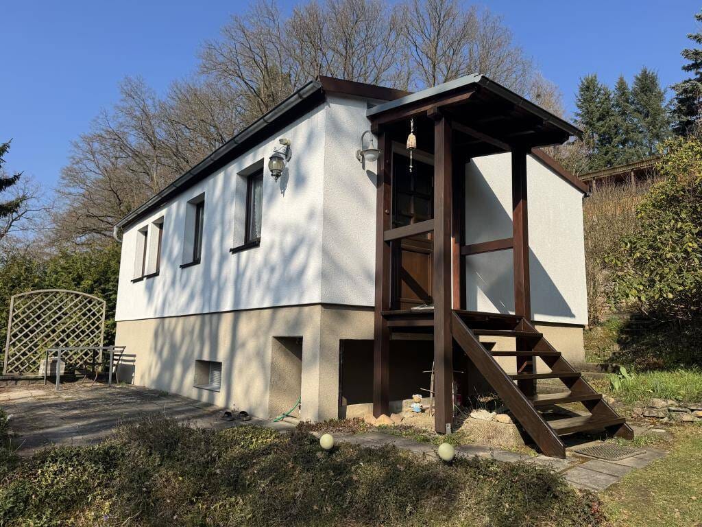 Immobilie in Bad Klosterlausnitz - Ferienhaus mit Sonnenterrasse, Heizung und ganzjährig Wasser im Erholungsgebiet - Bild 0