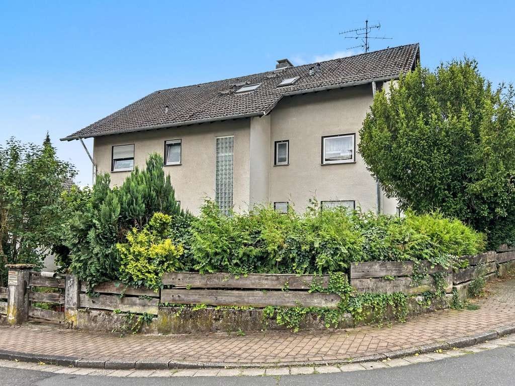Immobilie in Maintal - Teilvermietetes Mehrfamilienhaus mit Potenzial und drei Parteien in Wachenbuchen - Maintal - Bild 0