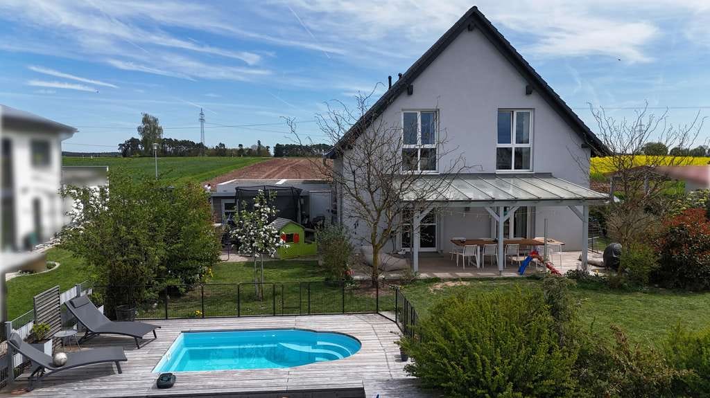 Immobilie in Burgoberbach - Neuwertiger Familientraum mit Pool und durchdachter Raumaufteilung! - Bild 1