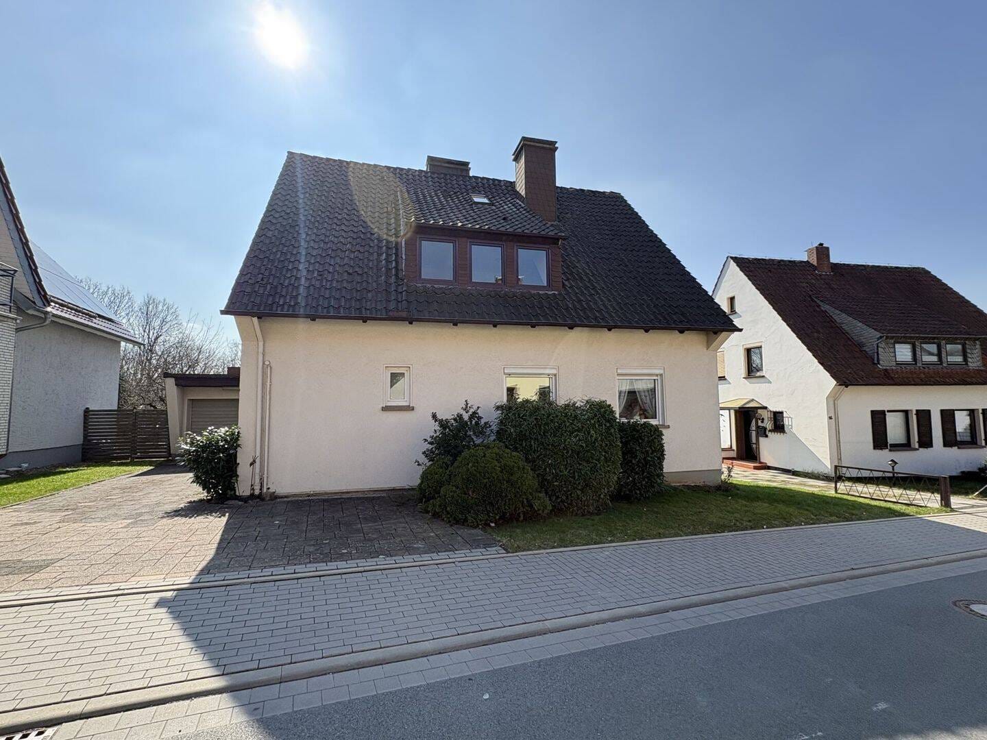 Immobilie in Barntrup - Flexibel nutzbares Zweifamilienhaus in bester Lage - Bild 3