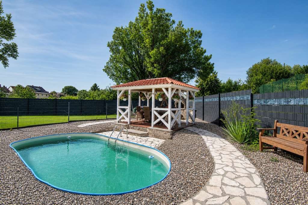 Immobilie in Hecklingen - Modernes Familienparadies mit Pool, Sauna und Potenzial für Homeoffice oder Gewerbe - Bild 3